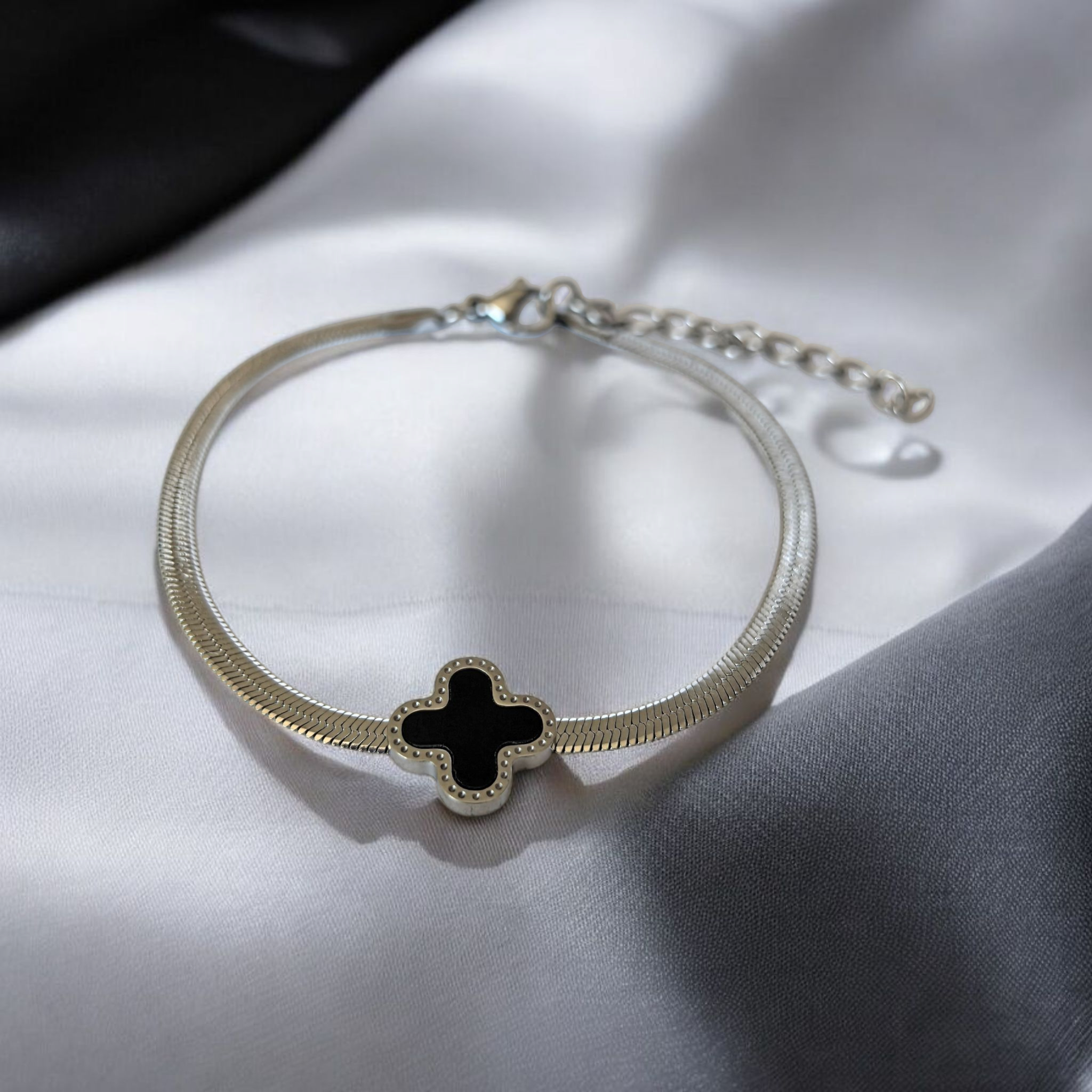 Гривна "Black Clover" от Неръждаема Стомана