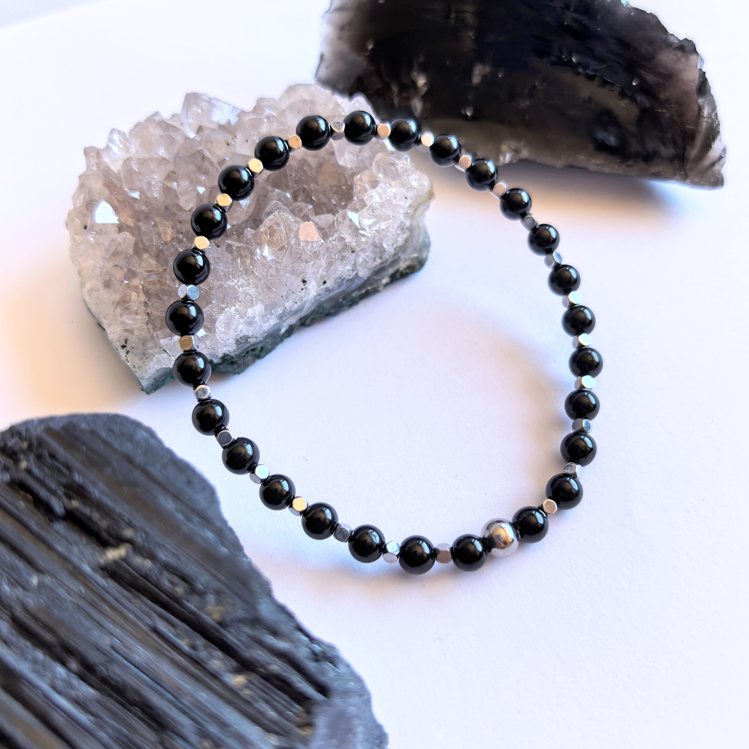 Гривна от Черен Турмалин и Хематит