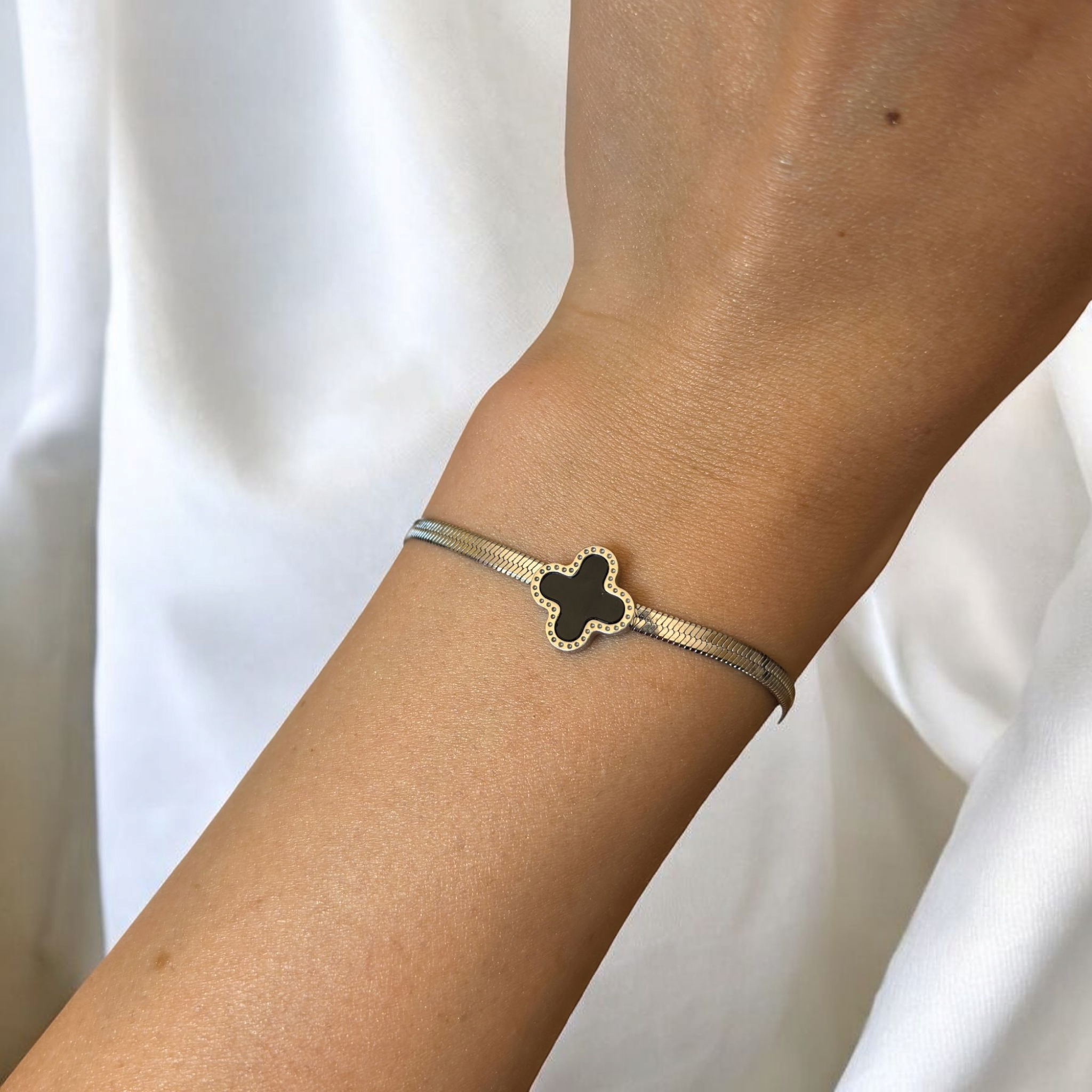 Гривна "Black Clover" от Неръждаема Стомана