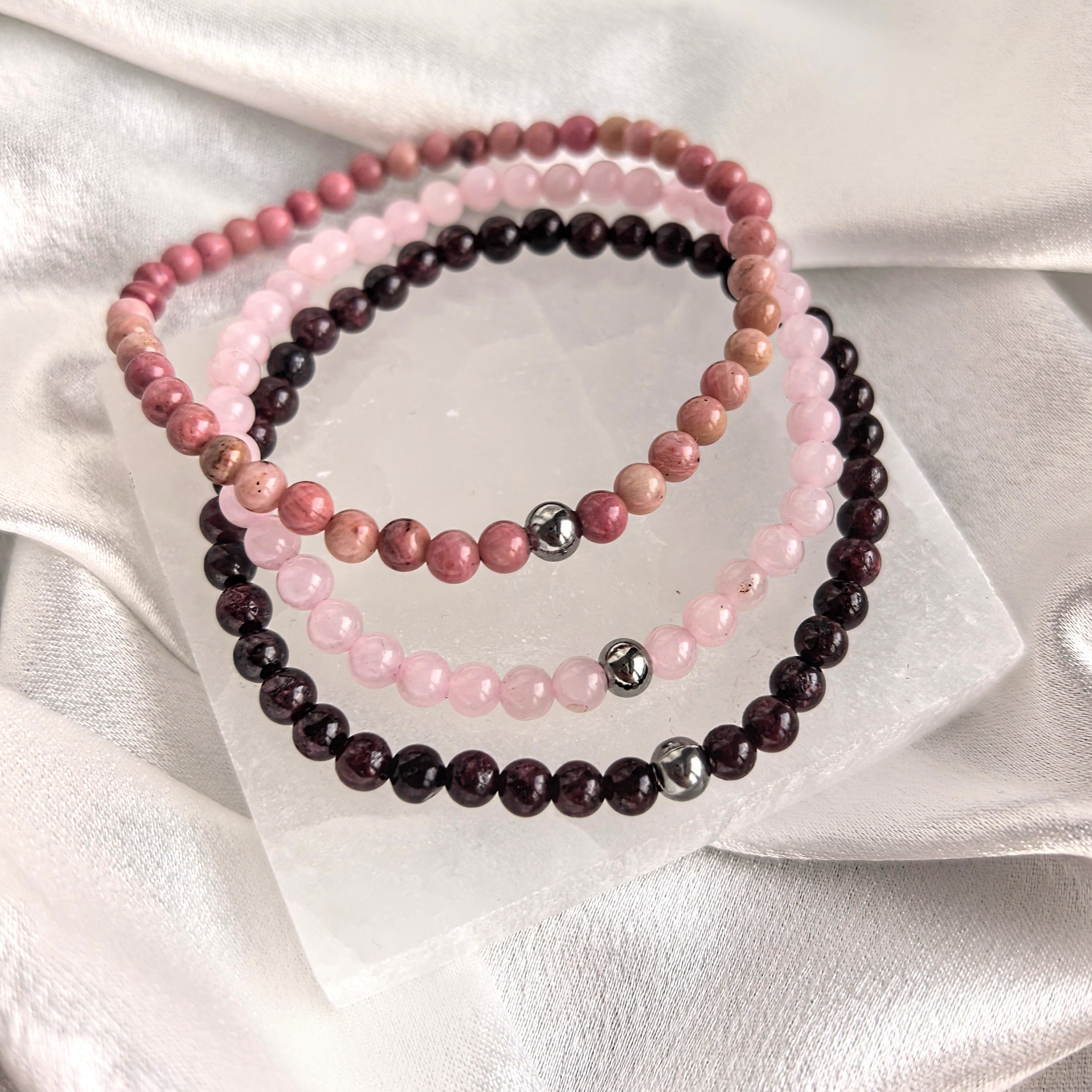 Мини гривни за Женска Сила от Розов Кварц, Родонит и Гранат