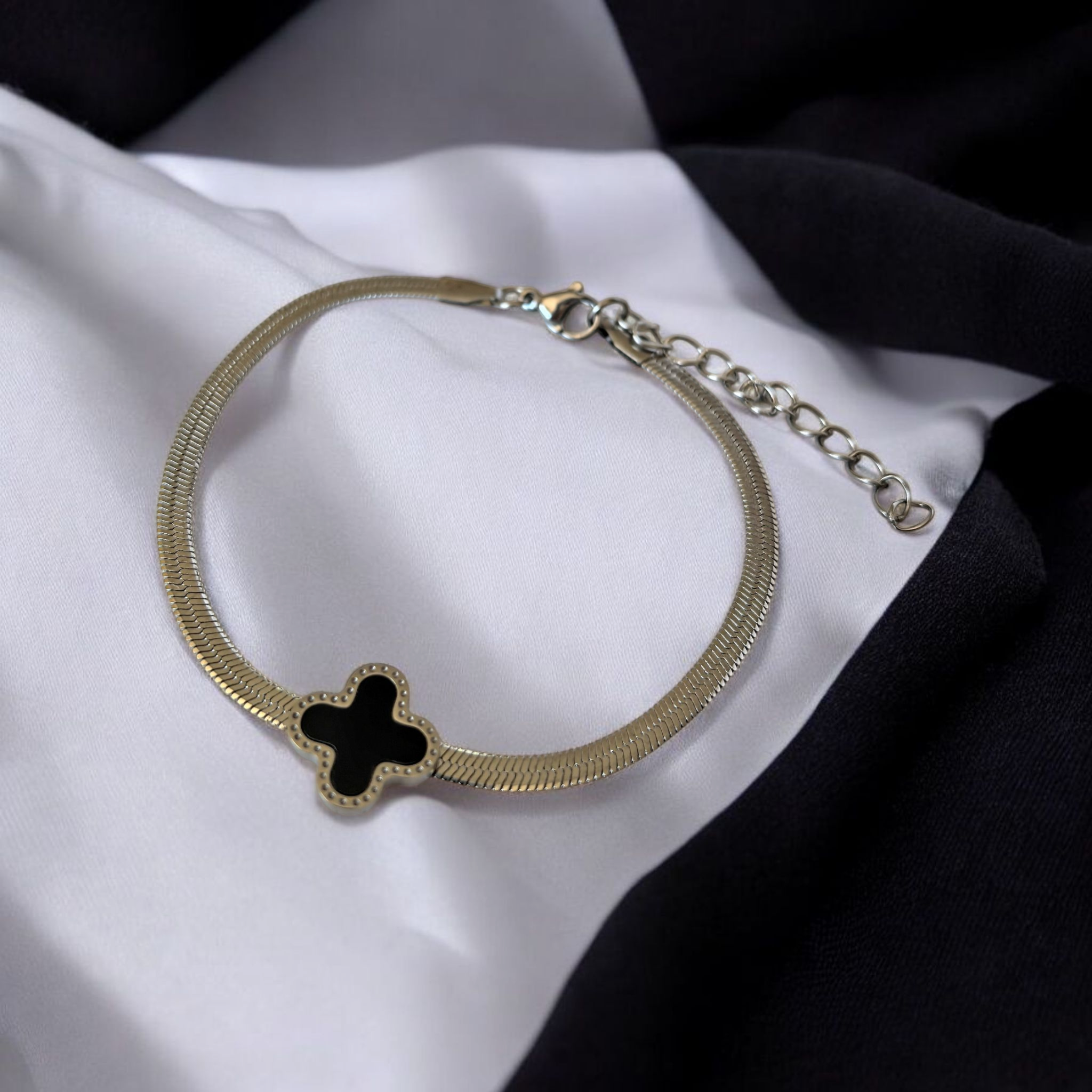 Гривна "Black Clover" от Неръждаема Стомана