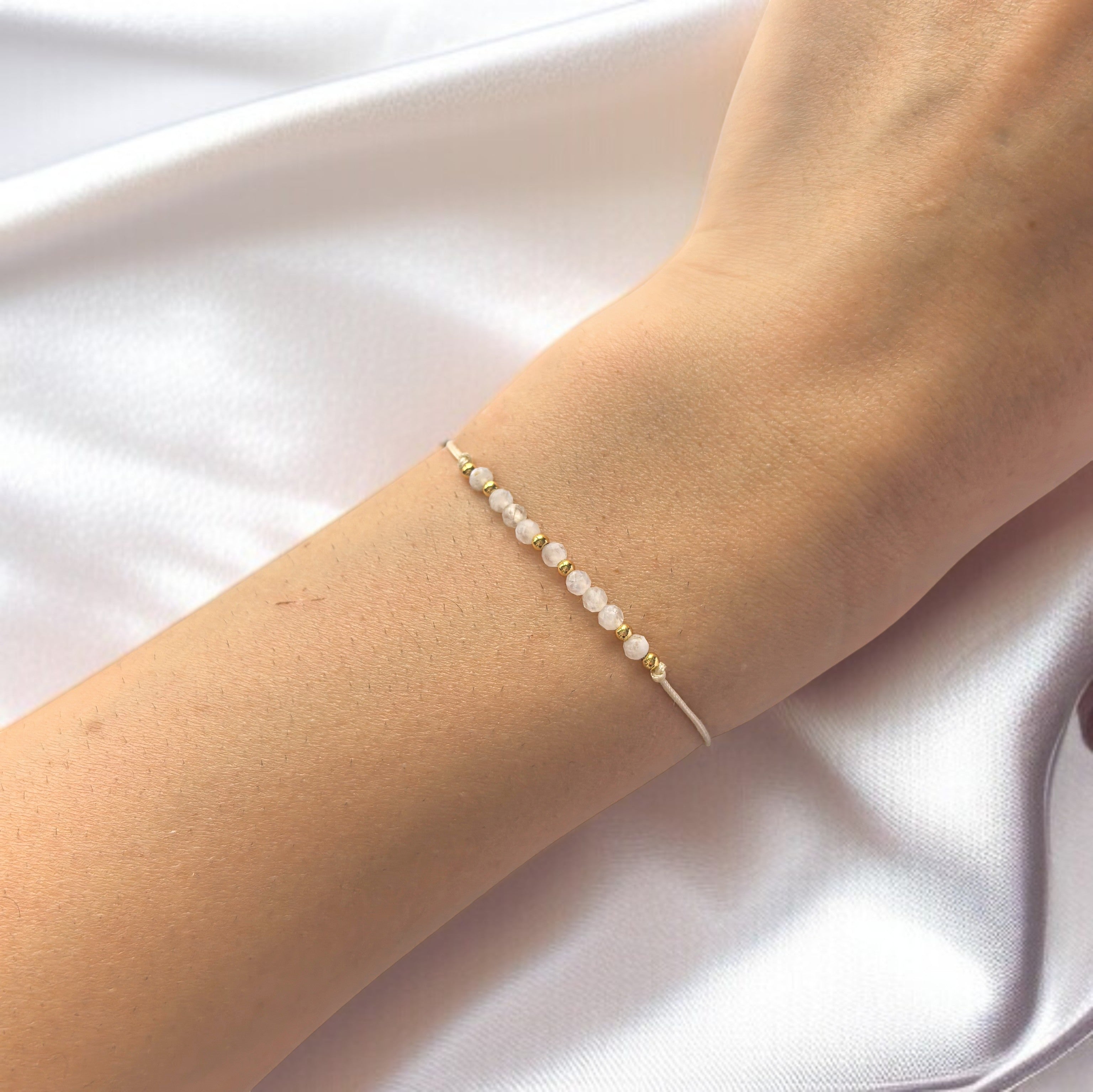 Гривна за Зодия Близнаци с Лунен камък