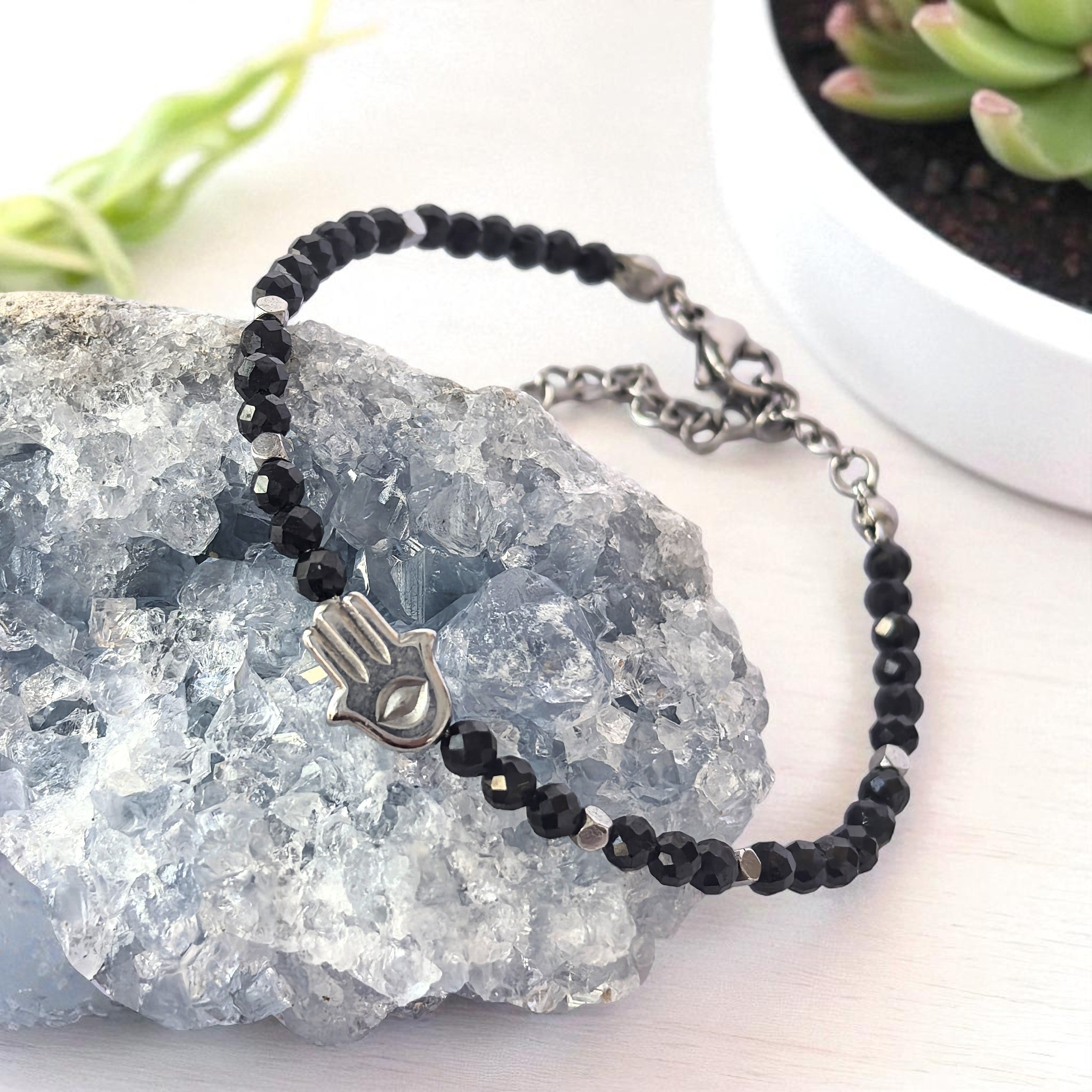 Гривна от Черен Турмалин, Хематит и Ръката на Фатима