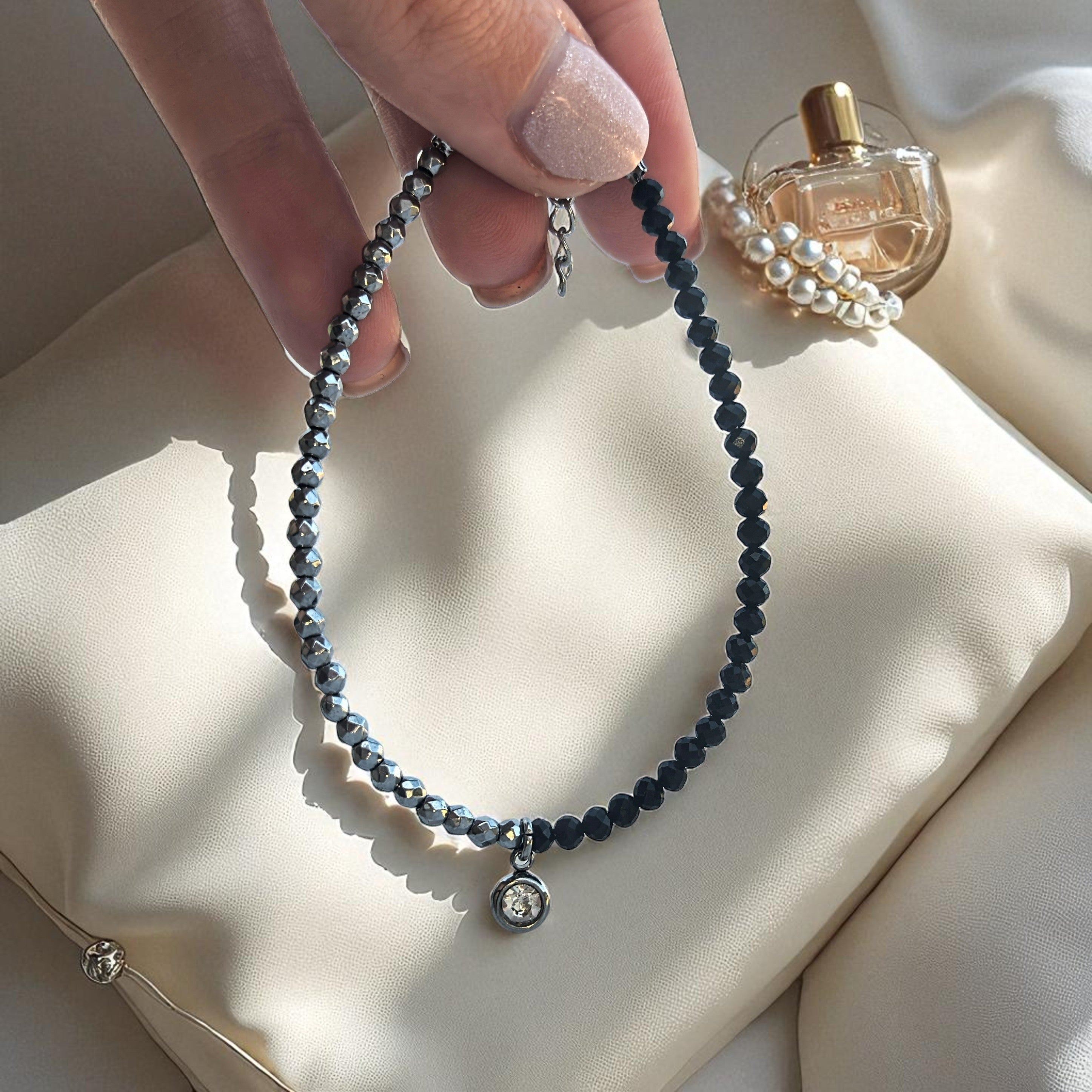 Гривна от Черен Турмалин, Хематит и Цирконии