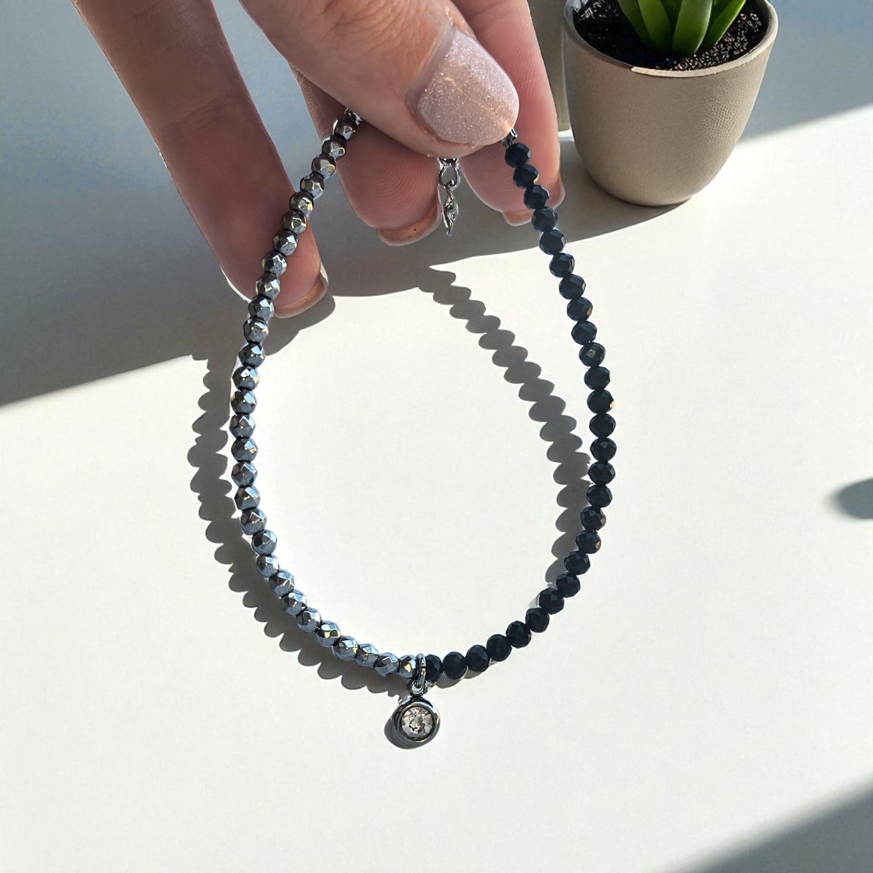 Гривна от Черен Турмалин, Хематит и Цирконии